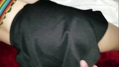 Arabinrin akẹẹkọ wundia ti o sun oorun gba kẹtẹkẹtẹ rẹ ju pẹlu awọn ika ọwọ rẹ